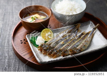 焼きたてのししゃも （ 子持ちししゃも ） 119352851