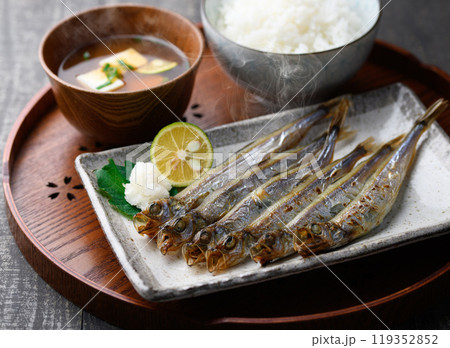 焼きたてのししゃも （ 子持ちししゃも ） 119352852
