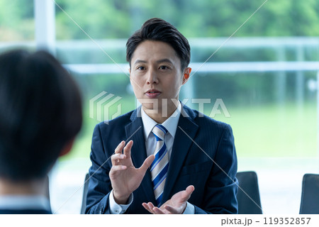 真剣に話すコンサルタント 119352857