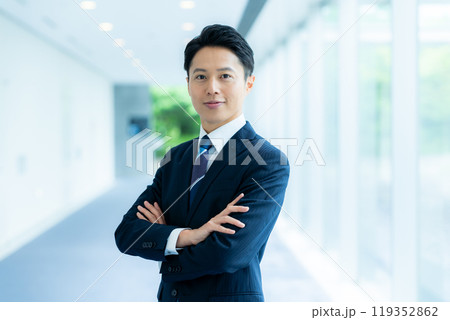 オフィスの廊下に立つビジネスマン 119352862