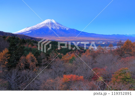 紅葉の二十曲峠と富士山 紅葉の二十曲峠と富士山 119352891