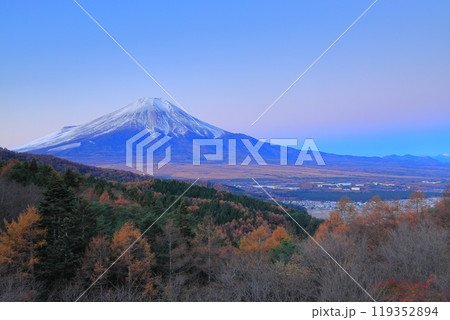 紅葉の二十曲峠と富士山 紅葉の二十曲峠と富士山 119352894