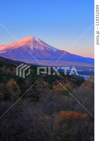 紅葉の二十曲峠と富士山 紅葉の二十曲峠と富士山 119352899