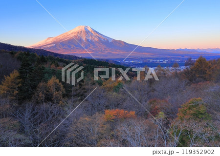 紅葉の二十曲峠と富士山 紅葉の二十曲峠と富士山 119352902