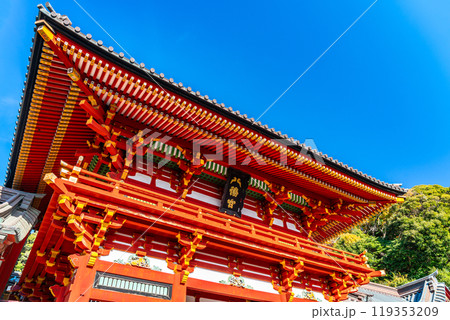 【神奈川県】爽やかな青空が広がる鎌倉の鶴岡八幡宮 119353209