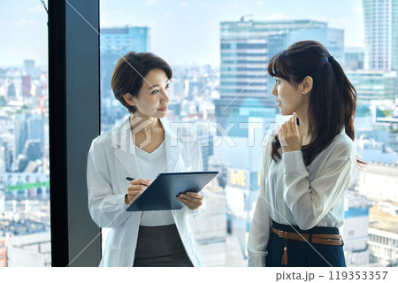 オフィスで問診する女性の産業医 119353357