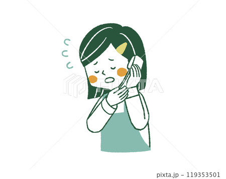 電話口で謝罪をしているエプロンを着用した女性-4色 119353501