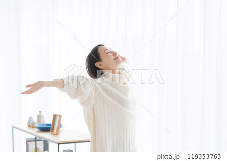 深呼吸をする30代女性のポートレート 119353763
