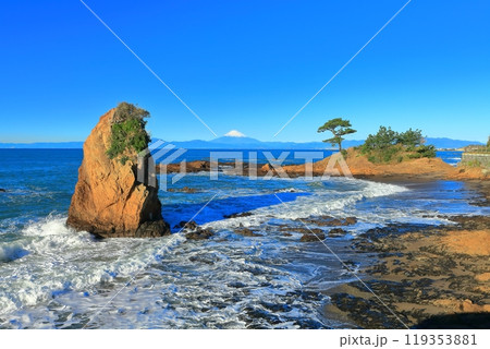 【神奈川県】晴天の秋谷の立石と富士山 119353881