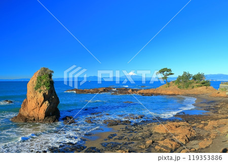 【神奈川県】晴天の秋谷の立石と富士山 119353886