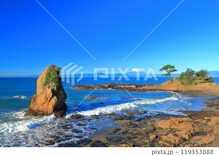 【神奈川県】晴天の秋谷の立石と富士山 119353888