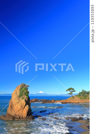 【神奈川県】晴天の秋谷の立石と富士山 119353893