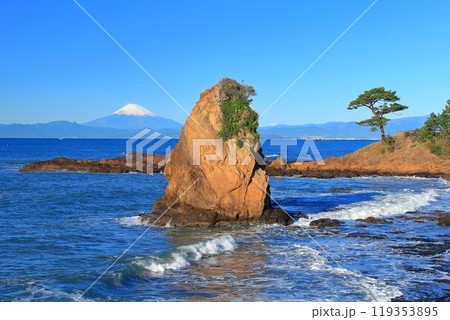 【神奈川県】晴天の秋谷の立石と富士山 119353895