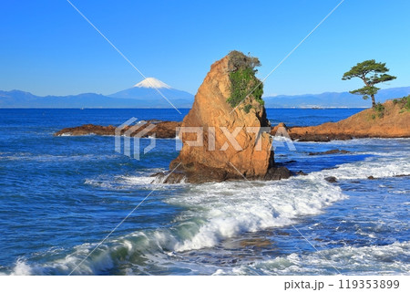 【神奈川県】晴天の秋谷の立石と富士山 119353899