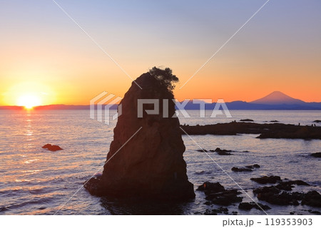 【神奈川県】秋谷の立石と富士山の夕景 119353903