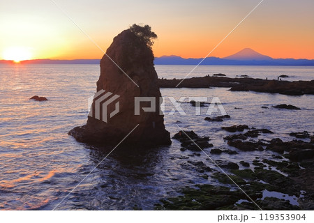 【神奈川県】秋谷の立石と富士山の夕景 119353904