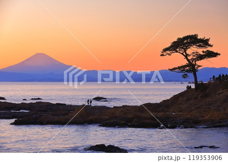 【神奈川県】秋谷の立石と富士山の夕景 119353906