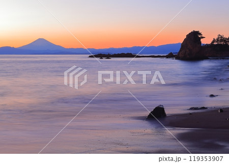 【神奈川県】秋谷の立石と富士山の夕景 119353907
