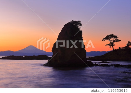【神奈川県】秋谷の立石と富士山の夕景 119353913