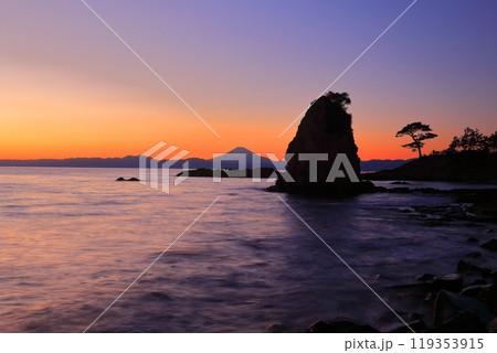 【神奈川県】秋谷の立石と富士山の夕景 119353915