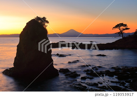 【神奈川県】秋谷の立石と富士山の夕景 119353917