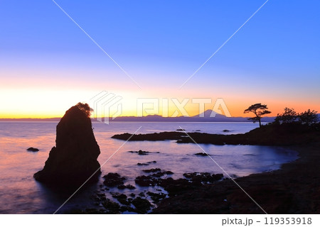【神奈川県】秋谷の立石と富士山の夕景 119353918