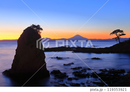 【神奈川県】秋谷の立石と富士山の夕景 119353921