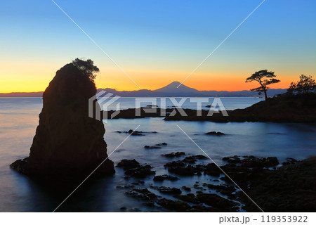 【神奈川県】秋谷の立石と富士山の夕景 119353922