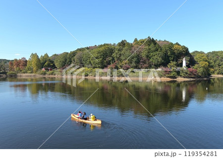 紅葉の宮沢湖とカヌー 119354281