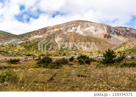 磐梯吾妻スカイライン浄土平湿原のすすき野と白煙を上げる活火山 磐梯吾妻スカイライン浄土平湿原のすすき野と白煙を上げる活火山 119354371