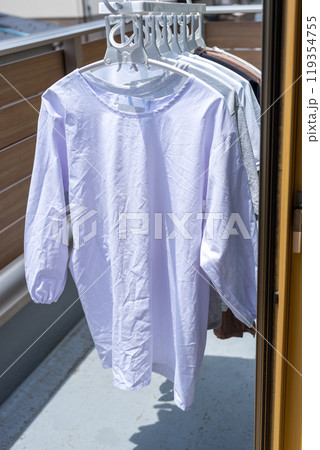 給食当番で持ち帰った給食着を洗濯 119354755