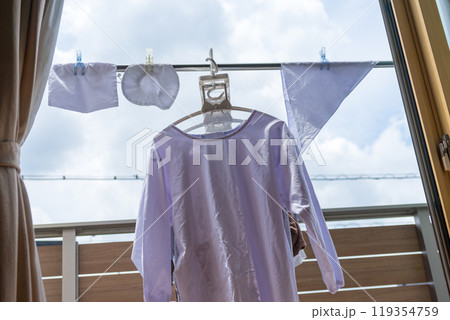 給食当番で持ち帰った給食着を洗濯 119354759