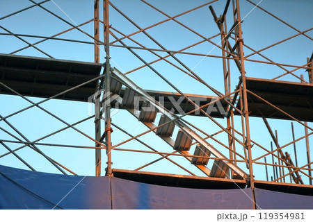 建築工事の外部足場（枠組足場） 119354981