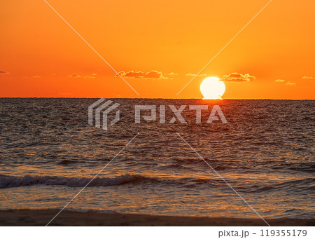 日本海の夕日 119355179