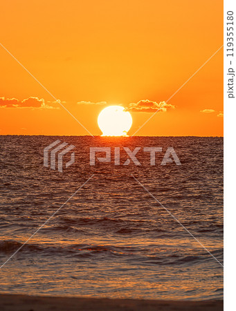 日本海の夕日 119355180
