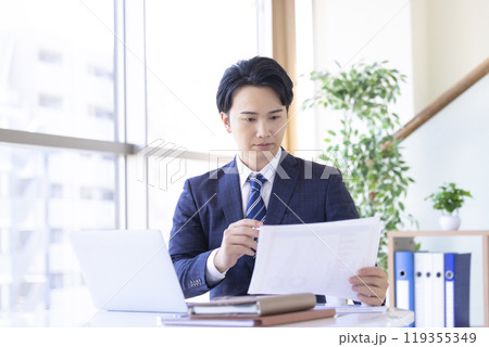 ビジネス デスクワーク 仕事をする若い男性 ビジネス デスクワーク 仕事をする若い男性 119355349