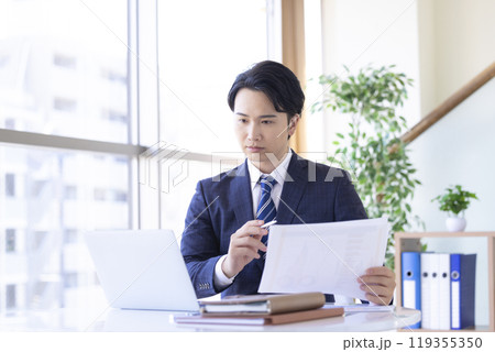 ビジネス デスクワーク 仕事をする若い男性 ビジネス デスクワーク 仕事をする若い男性 119355350