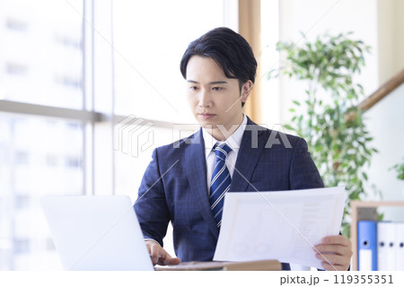 ビジネス デスクワーク 仕事をする若い男性 ビジネス デスクワーク 仕事をする若い男性 119355351
