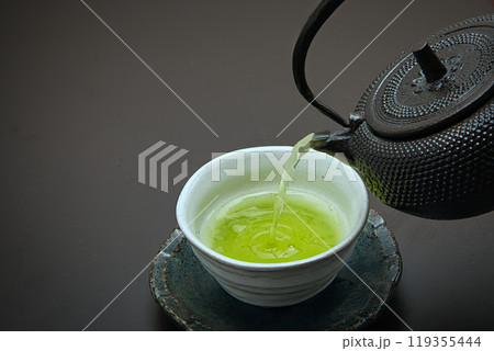 鉄でできた急須と茶碗に注がれた日本茶 鉄でできた急須と茶碗に注がれた日本茶 119355444