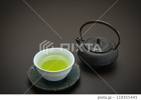 鉄でできた急須と茶碗に注がれた日本茶 鉄でできた急須と茶碗に注がれた日本茶 119355445