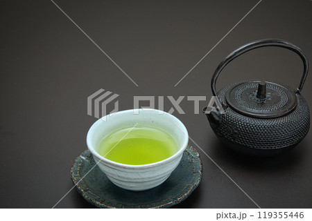 鉄でできた急須と茶碗に注がれた日本茶 119355446