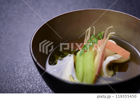 和食のお椀に入ったお吸い物 119355450