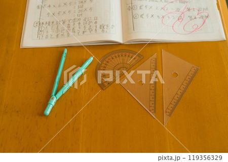 算数と文房具(三角定規・コンパス・分度器) 119356329