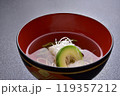 和食のお椀に入ったお吸い物 119357212