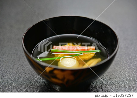 和食のお椀に入ったお吸い物 119357257