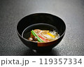 和食のお椀に入ったお吸い物 119357334