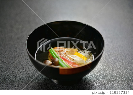 和食のお椀に入ったお吸い物 和食のお椀に入ったお吸い物 119357334