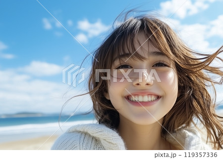 AI生成画像　海で神を風になびかせて笑う笑顔の日本人少女 119357336
