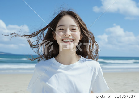 AI生成画像　海で神を風になびかせて笑う笑顔の日本人少女 119357337