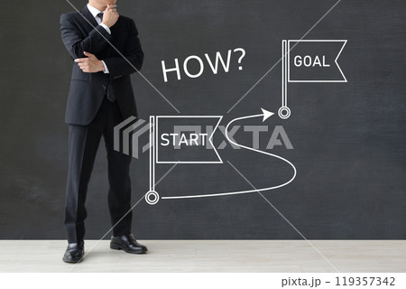 スタートからゴールまでの道筋を考えるビジネスマン 119357342